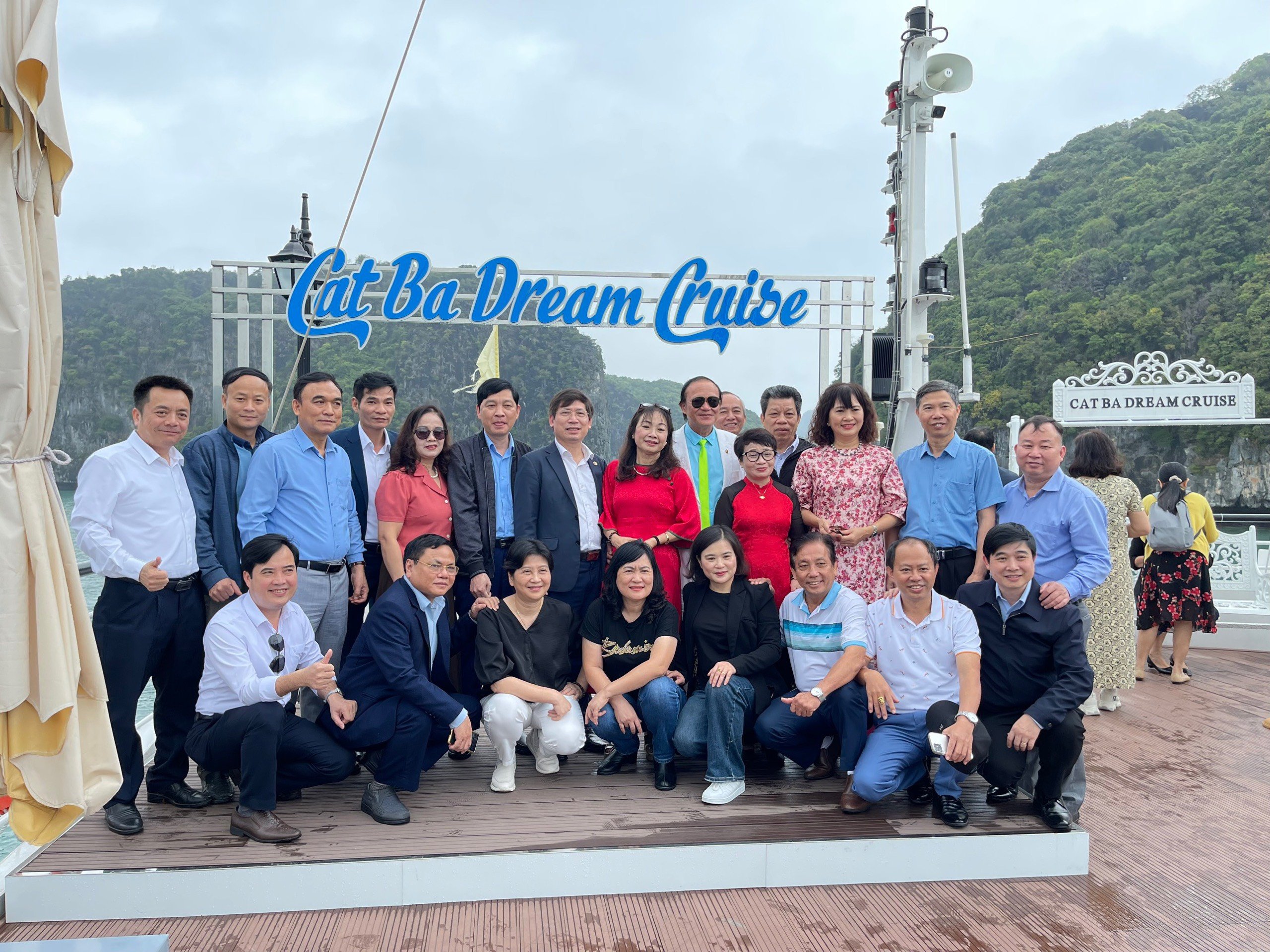Ngắm hoàng hôn vịnh Lan Hạ | Du thuyền Cat Ba Dream Cruise 5 sao