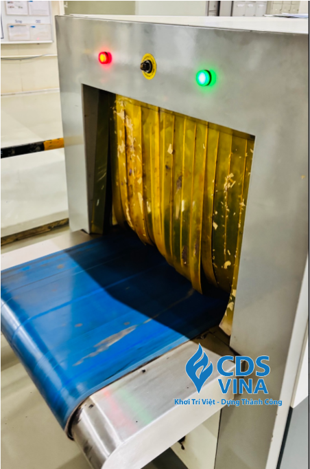 Rèm chì máy soi X-ray bị bong tróc và xuống cấp cần kiểm tra thay thế