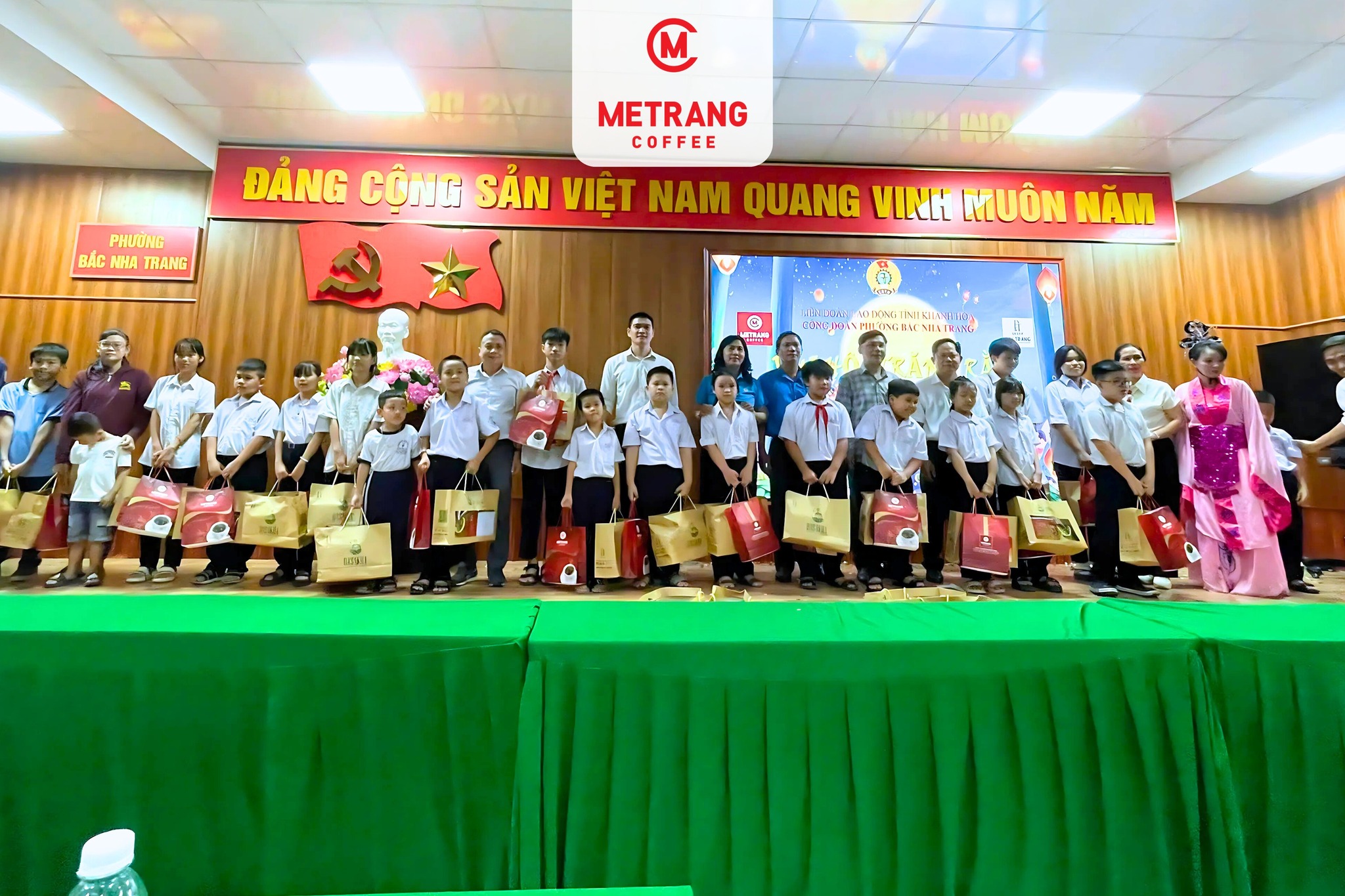 VUI HỘI TRĂNG RẰM 2025 – MÊ TRANG COFFEE LAN TỎA YÊU THƯƠNG