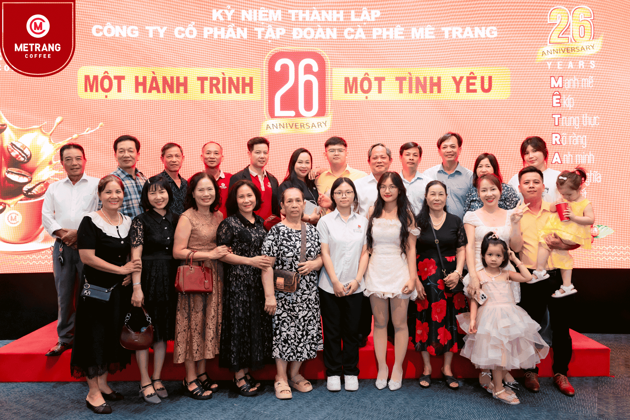 Tập thể Mê Trang lưu lại khoảnh khắc ngày kỷ niệm