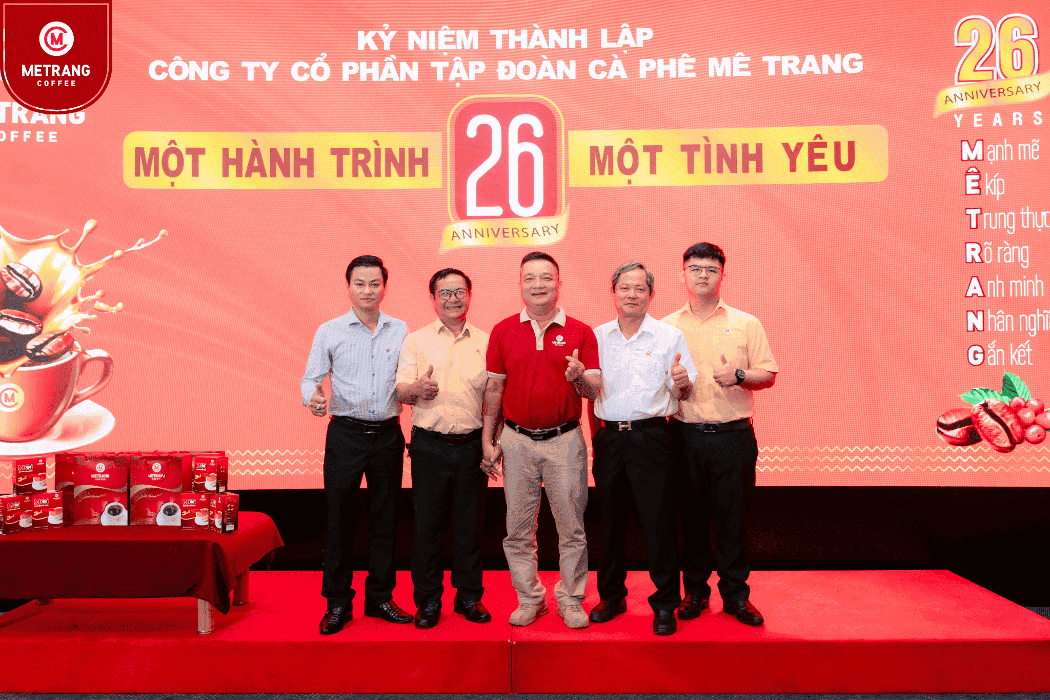 Đại diện tập thể cùng chúc mừng dấu mốc 26 năm