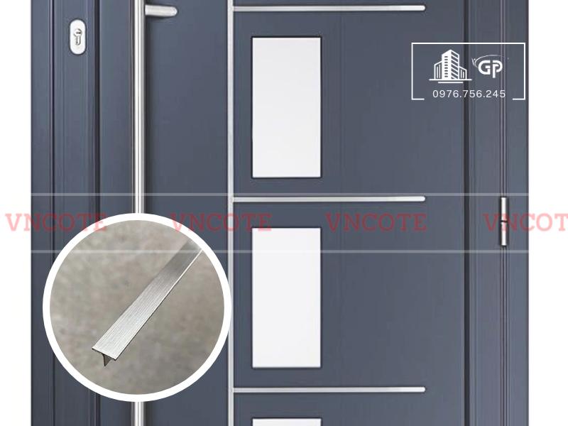 hinh-anh-thi-cong-nep-inox-chu-T-10mm-trang-xuoc