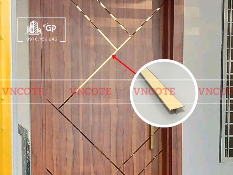 hinh-anh-thi-cong-nep-inox-T25-vang-bong