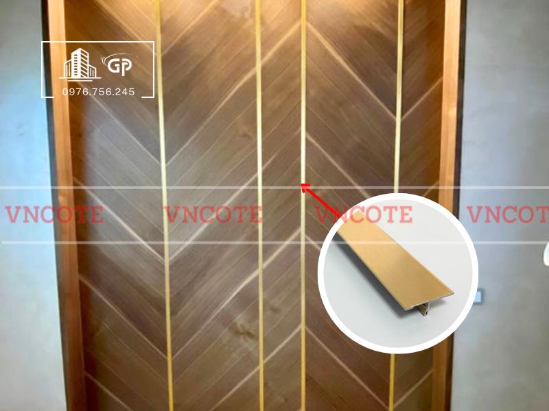 hinh-anh-thi-cong-nep-inox-T25-vang-xuoc