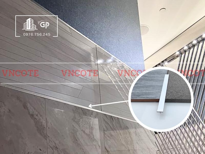 hinh-anh-thi-cong-nep-inox-u8-trang-bong