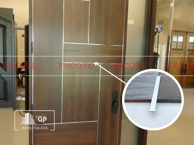 hinh-anh-thi-cong-nep-inox-u8-trang-bong