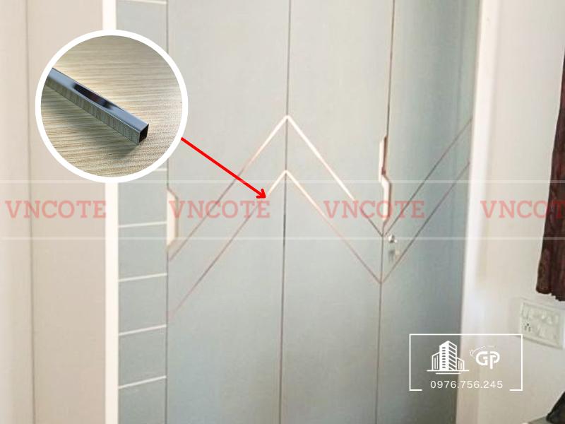 hinh-anh-thi-cong-nep-inox-u8-trang-bong