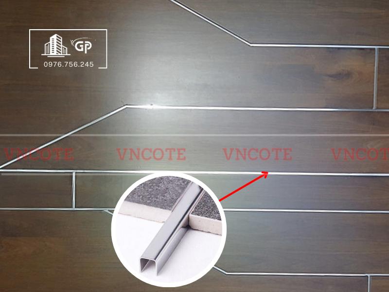 hinh-anh-thi-cong-nep-inox-u10-trang-bong