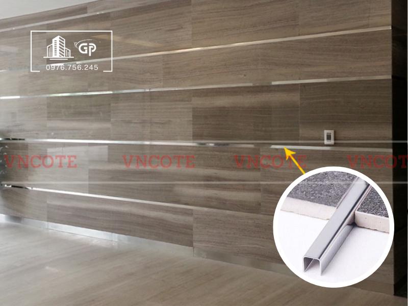 hinh-anh-thi-cong-nep-inox-u10-trang-bong