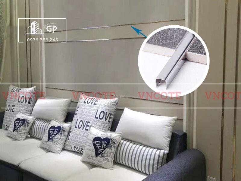 hinh-anh-thi-cong-nep-inox-u10-trang-bong