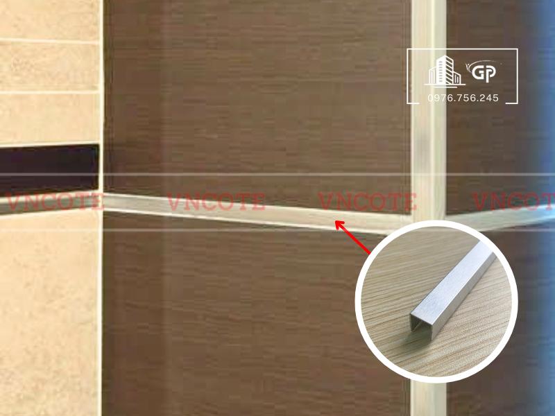 hinh-anh-thi-cong-nep-inox-u10-trang-mo