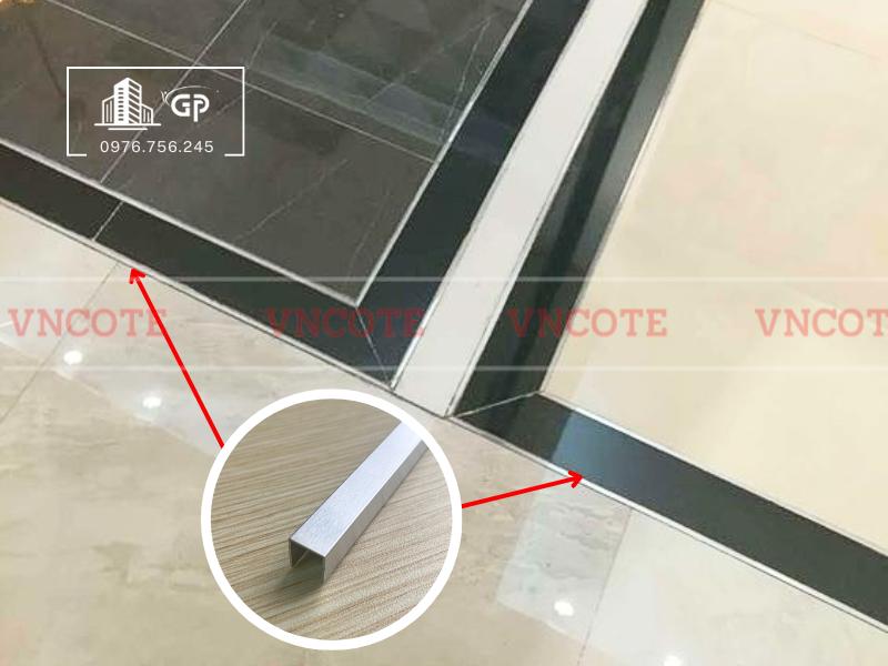 hinh-anh-thi-cong-nep-inox-u10-trang-mo