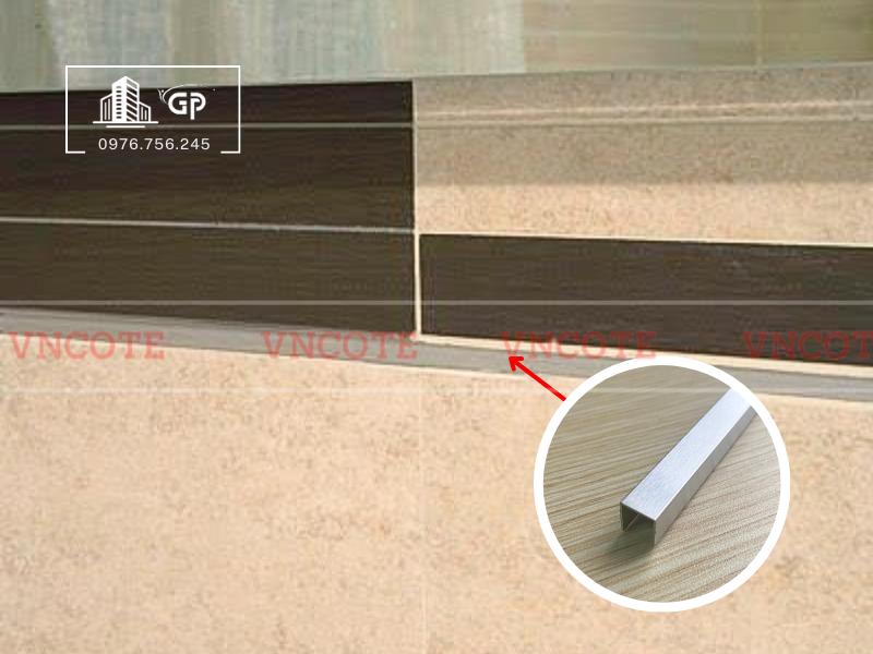 hinh-anh-thi-cong-nep-inox-u10-trang-mo