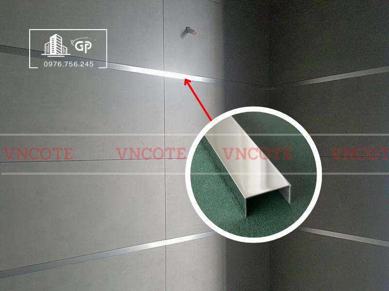 hinh-anh-thi-cong-nep-inox-chu-U20-trang-bong