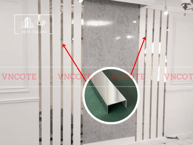 hinh-anh-thi-cong-nep-inox-chu-U20-trang-bong