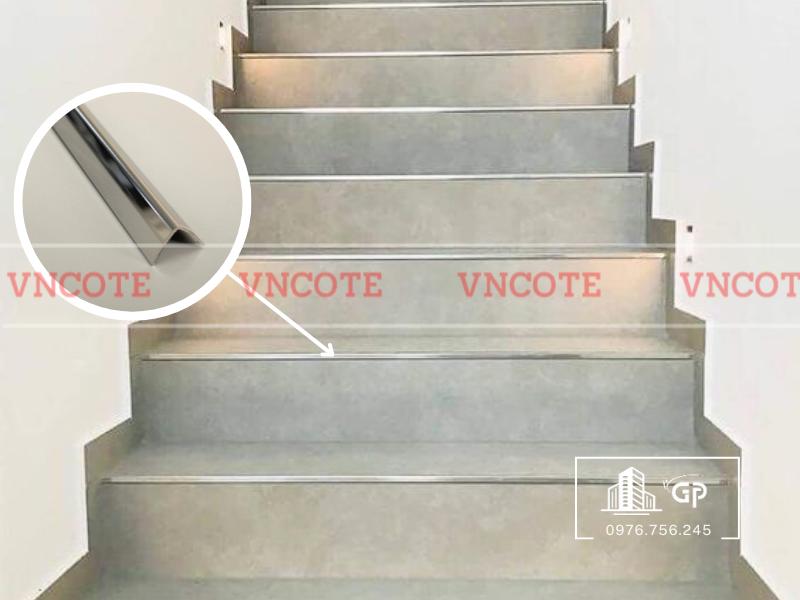 hinh-anh-thi-cong-nep-inox-V10-trang-bong