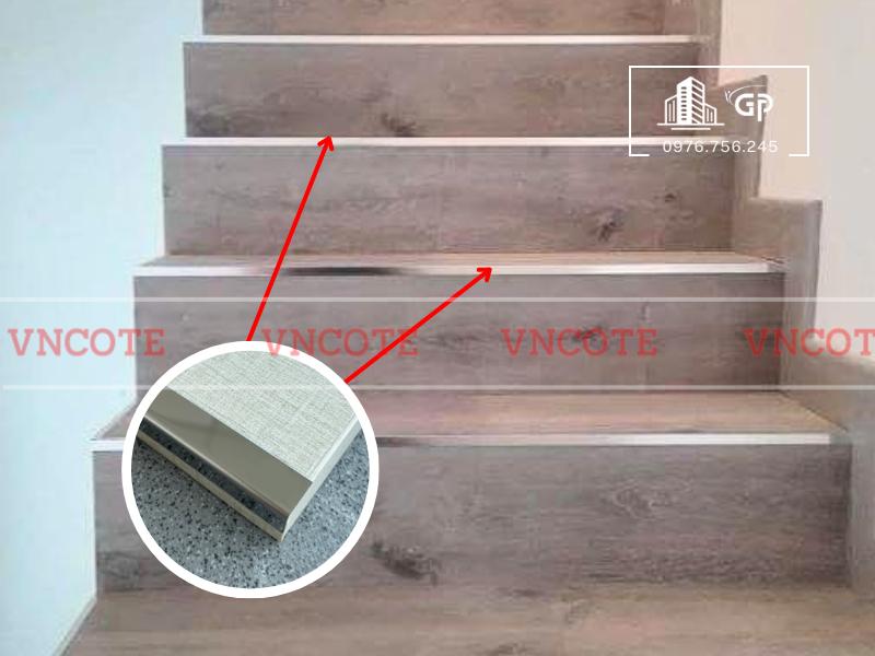 hinh-anh-thi-cong-nep-inox-V15-trang-bong