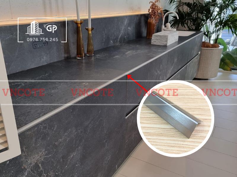 hinh-anh-thi-cong-nep-inox-V15-trang-xuoc