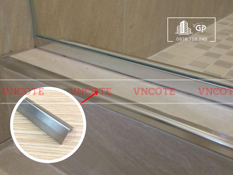 hinh-anh-thi-cong-nep-inox-V15-trang-xuoc