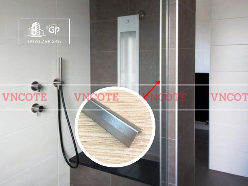 hinh-anh-thi-cong-nep-inox-V15-trang-xuoc