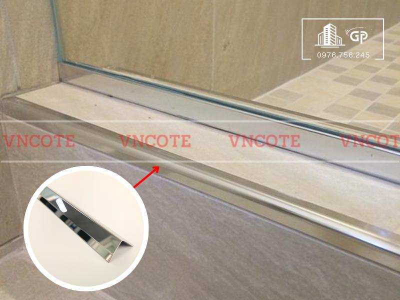 hinh-anh-thi-cong-nep-inox-V20-trang-bong