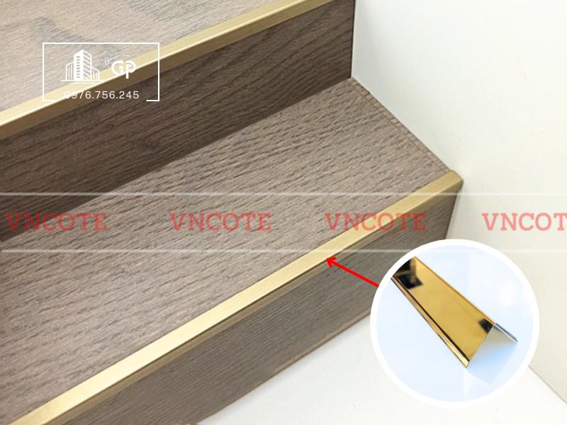 hinh-anh-thi-cong-nep-inox-V20-vang-bong