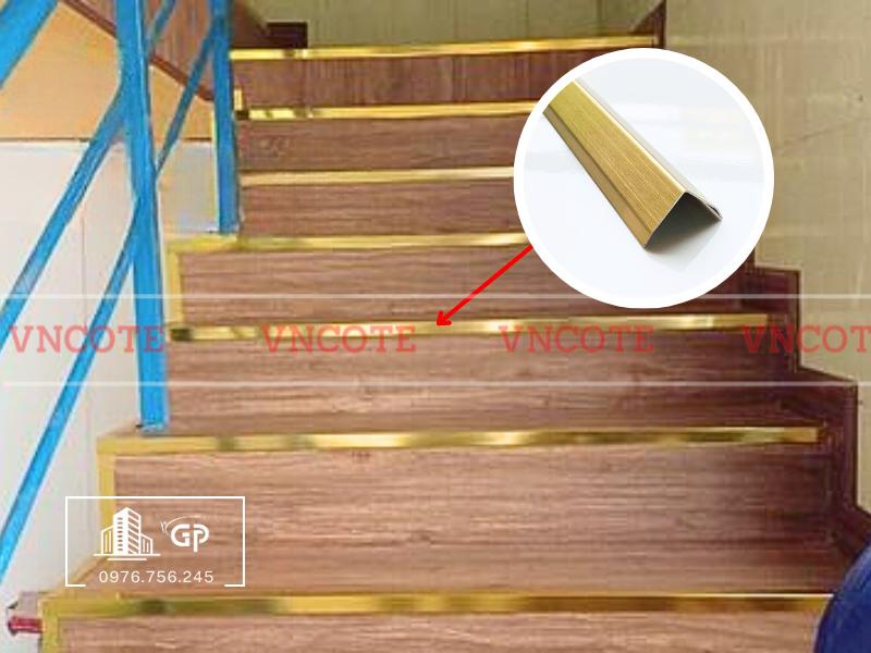 hinh-anh-thi-cong-nep-inox-V20-vang-xuoc