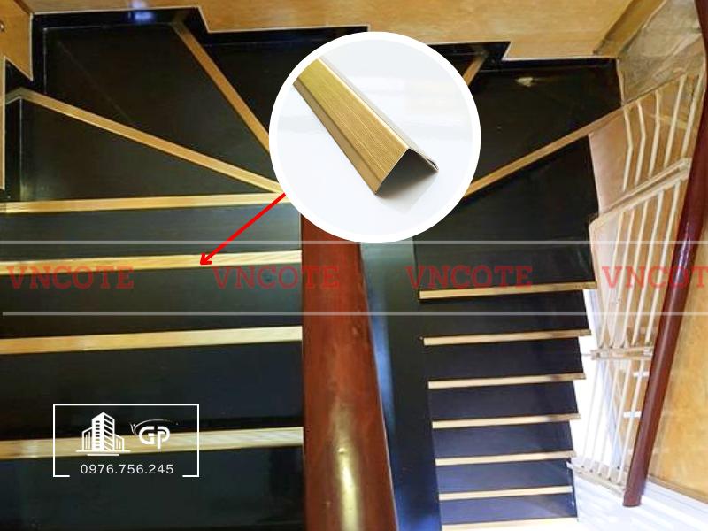 hinh-anh-thi-cong-nep-inox-V20-vang-xuoc