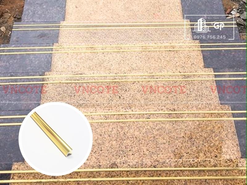 Nẹp nhôm T10 cong vàng bóng