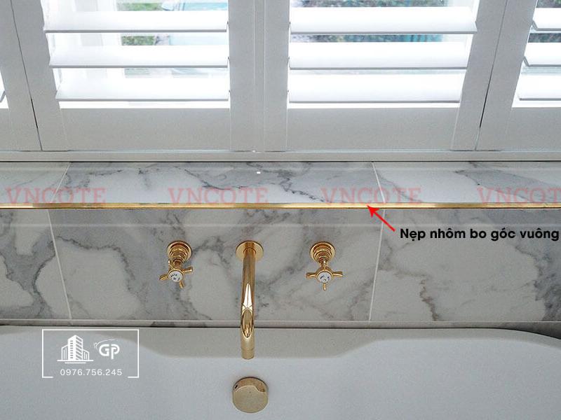 hinh-anh-thi-cong-nep-nhom-bo-goc-vuong-op-lat-trang-bong