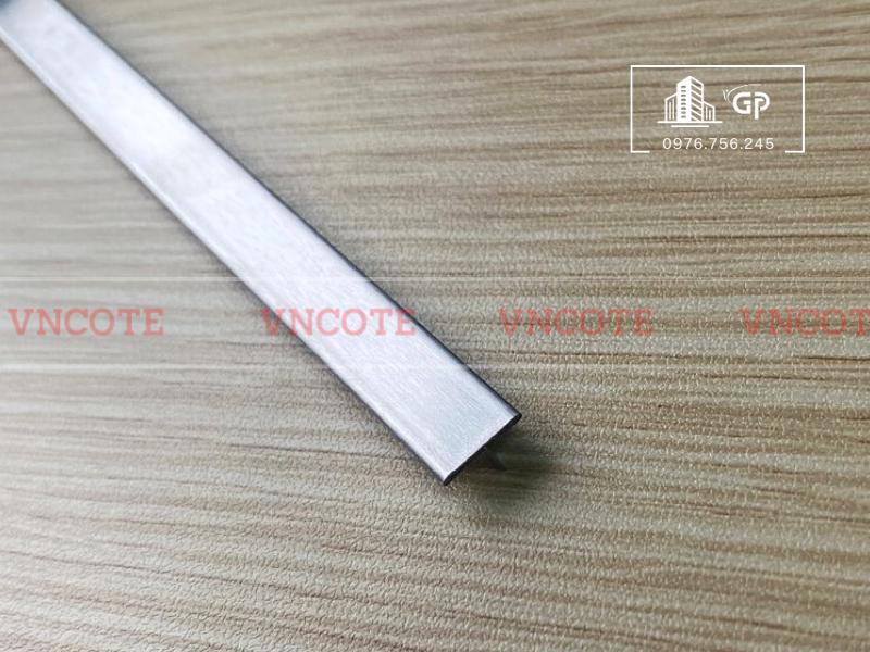 nep-inox-chu-T-10mm-trang-xuoc