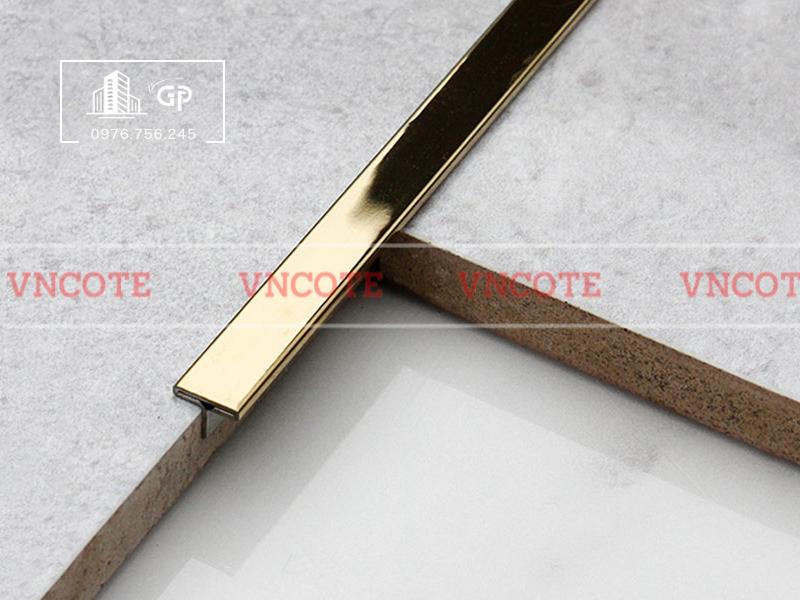 hinh-anh-thi-cong-nep-inox-u8-vang-bong