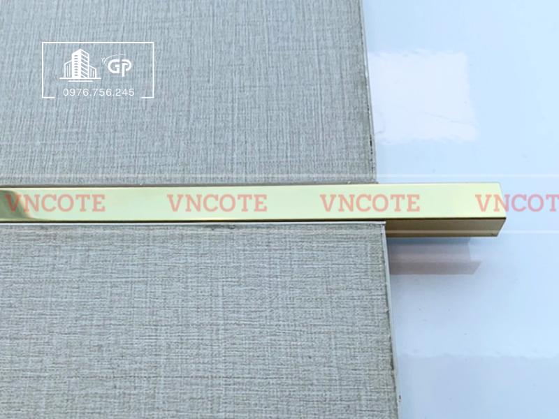 hinh-anh-thi-cong-nep-inox-u10-vang-bong