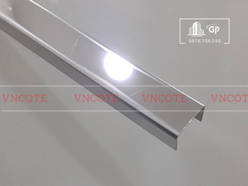 hinh-anh-nep-inox-chu-U20-trang-bong