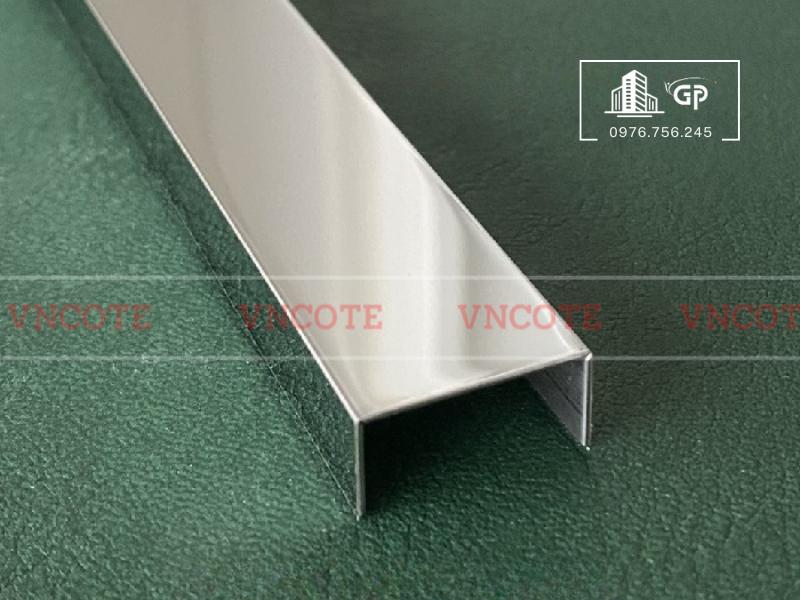 hinh-anh-nep-inox-chu-U20-trang-bong