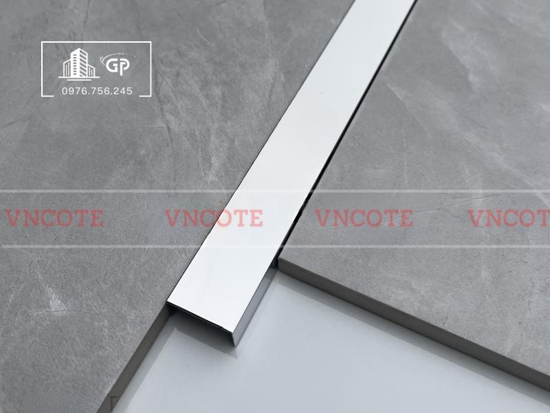 hinh-anh-thi-cong-nep-inox-chu-U20-trang-bong