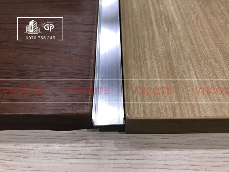 hinh-anh-thi-cong-nep-inox-chu-U20-trang-bong