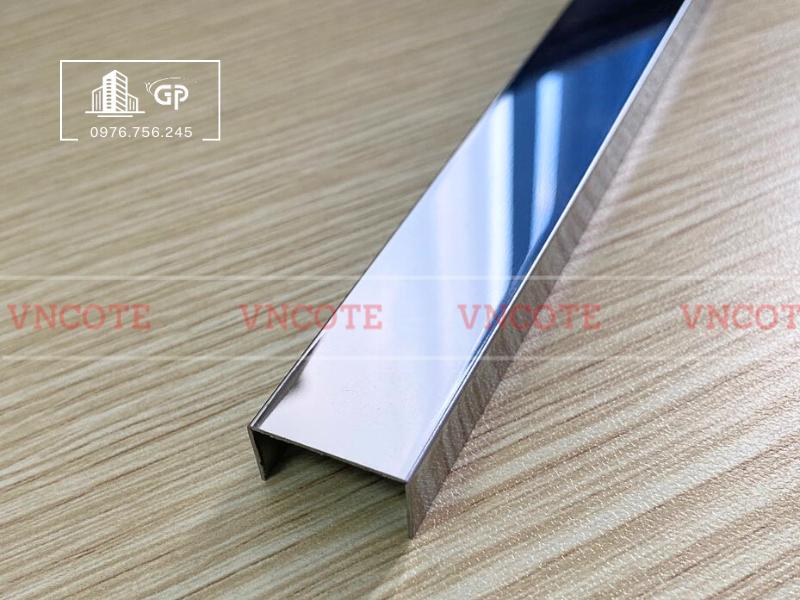 hinh-anh-nep-inox-chu-U20-trang-bong