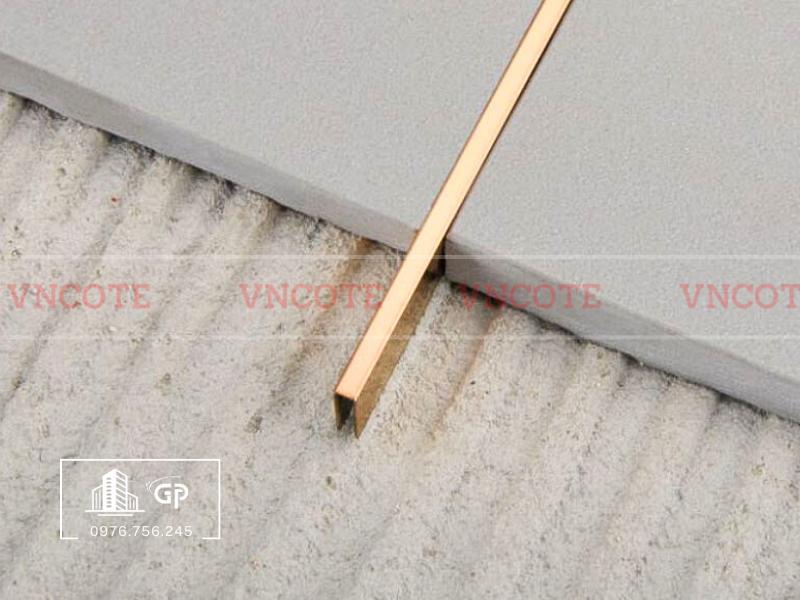 hinh-anh-thi-cong-nep-inox-u5-vang-bong