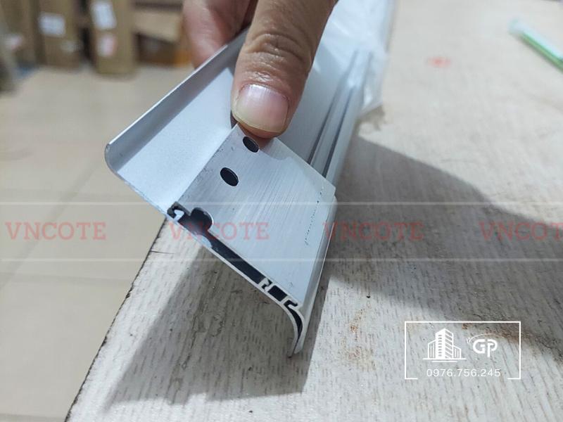 Nẹp len chân tường nhôm