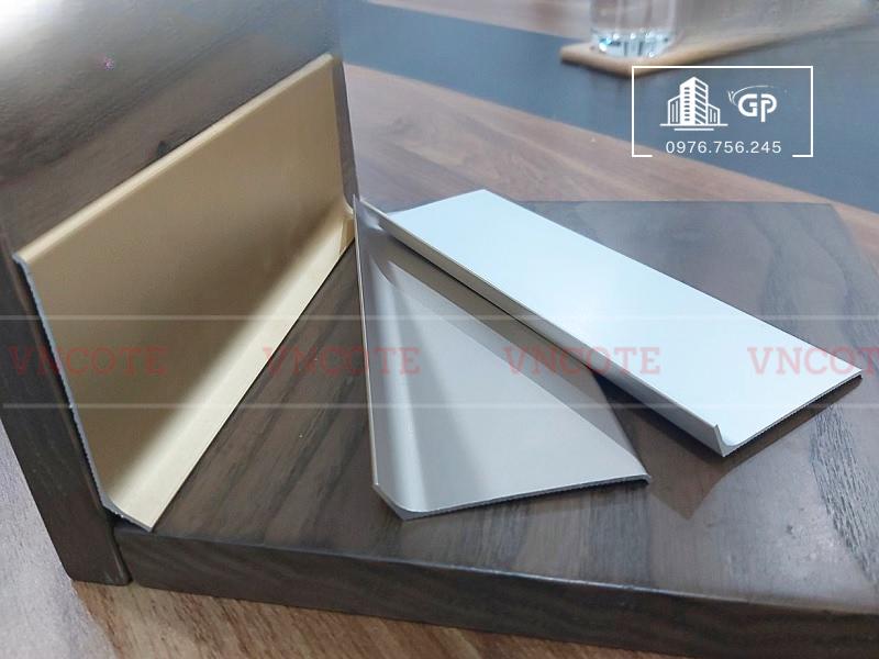 Nẹp len chân tường nhôm