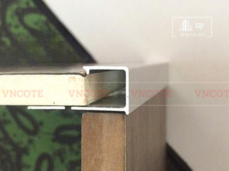 hinh-anh-thi-cong-nep-nhom-bo-goc-vuong-op-lat-trang-bong