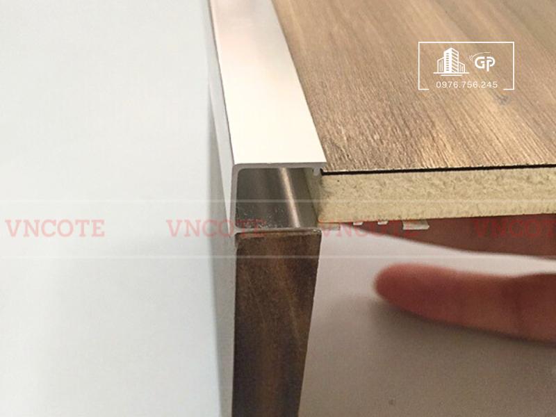 hinh-anh-thi-cong-nep-nhom-bo-goc-op-lat-vuong-12mm