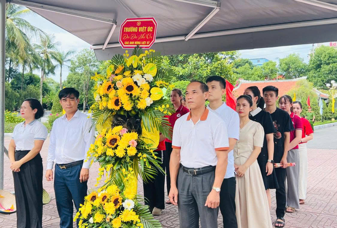 Trường Trung cấp Việt Úc tổ chức Lễ dâng hương tưởng niệm nhân kỷ niệm 78 năm Ngày Thương binh – Liệt sĩ (27/7/1947 – 27/7/2025)