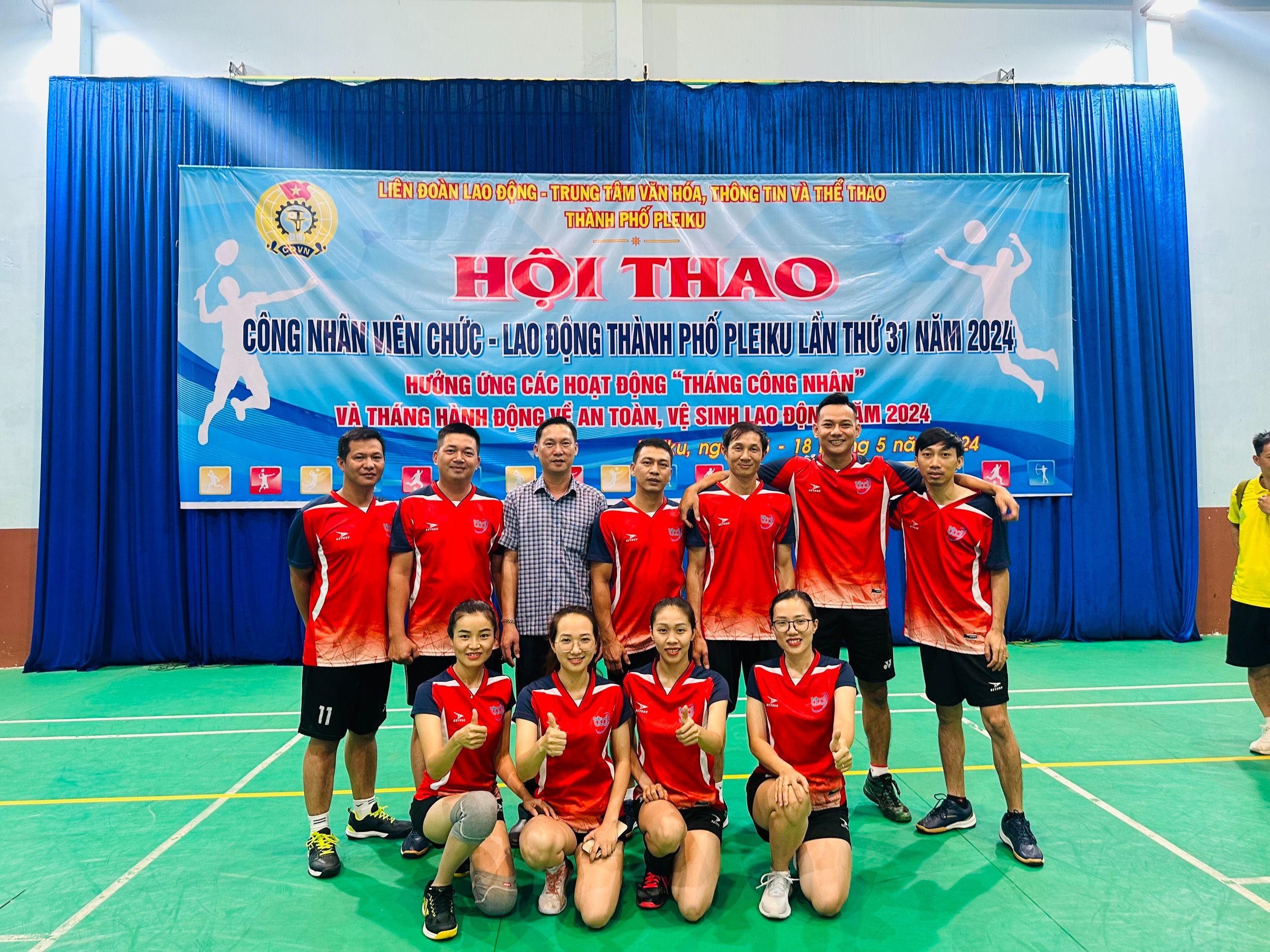 Đội bóng CĐCS Tín Thành Đạt chụp hình lưu niệm.
