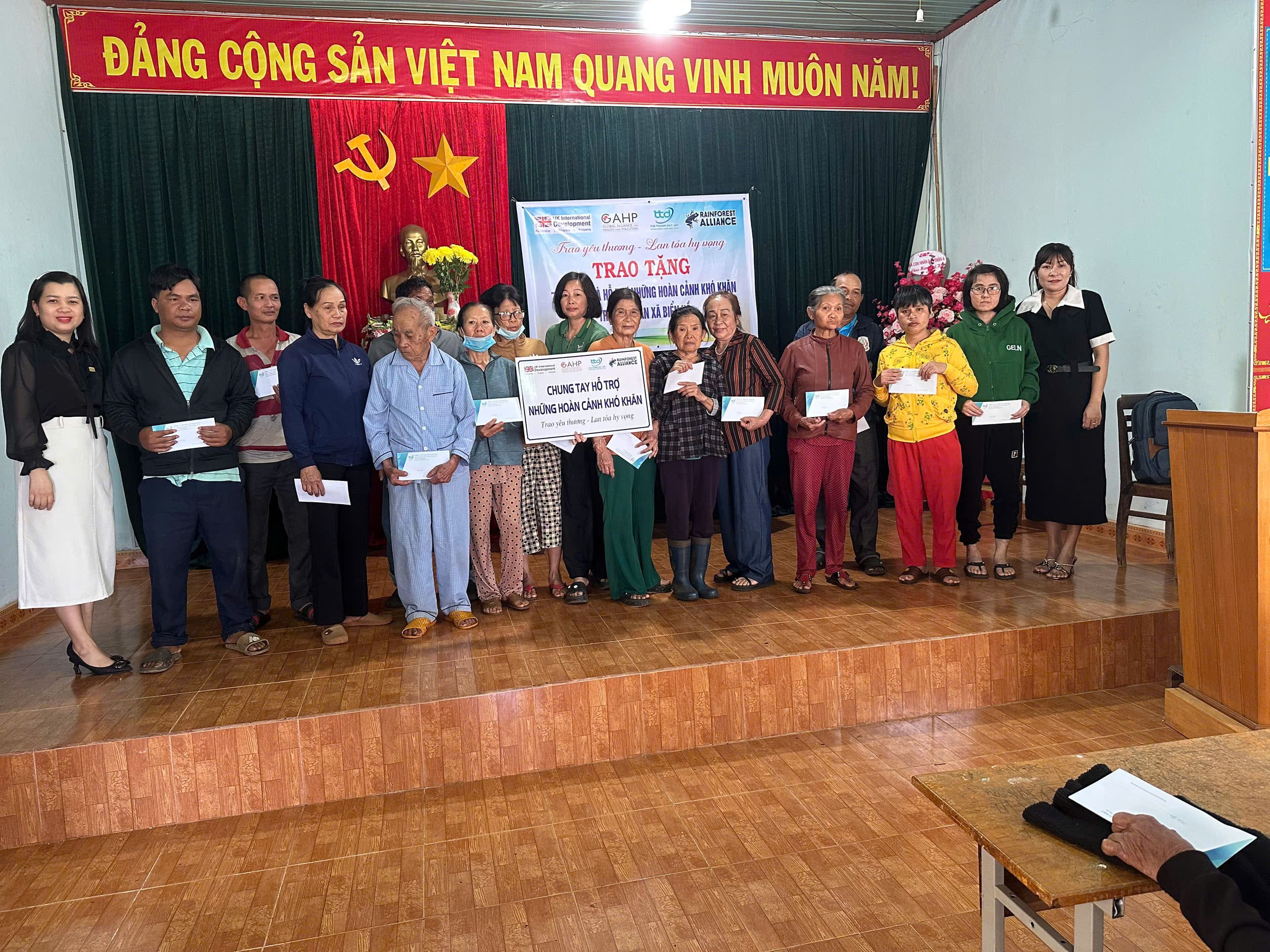 Trao quà xã Biển Hồ