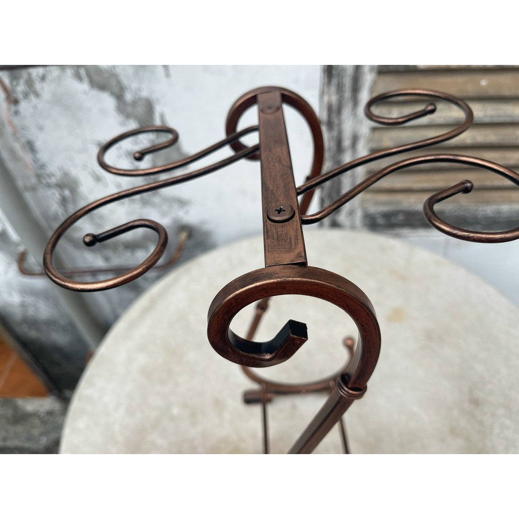 Giá Treo Ly Và Để Chai Rượu Vang LynhDecor Màu Đồng Loại 4 Ly NT053. Phong cách giản dị, cổ điên sang trọng tinh tế.