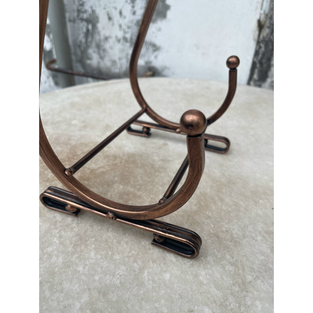 Giá Treo Ly Và Để Chai Rượu Vang LynhDecor Màu Đồng Loại 4 Ly NT053. Phong cách giản dị, cổ điên sang trọng tinh tế.