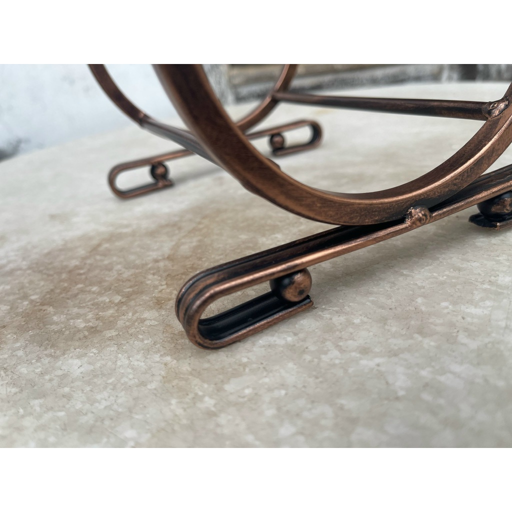 Giá Treo Ly Và Để Chai Rượu Vang LynhDecor Màu Đồng Loại 4 Ly NT053. Phong cách giản dị, cổ điên sang trọng tinh tế.