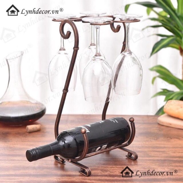 Giá Treo Ly Và Để Chai Rượu Vang LynhDecor Màu Đồng Loại 4 Ly NT053. Phong cách giản dị, cổ điên sang trọng tinh tế.